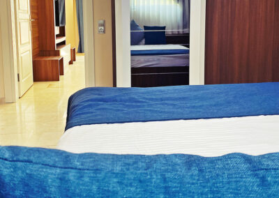 Zehra Butik Otel mavi yatak örtülü oda 2