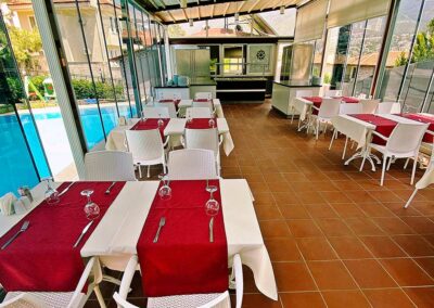 Zehra Butik Otel kırmızı masa örtülü restoran