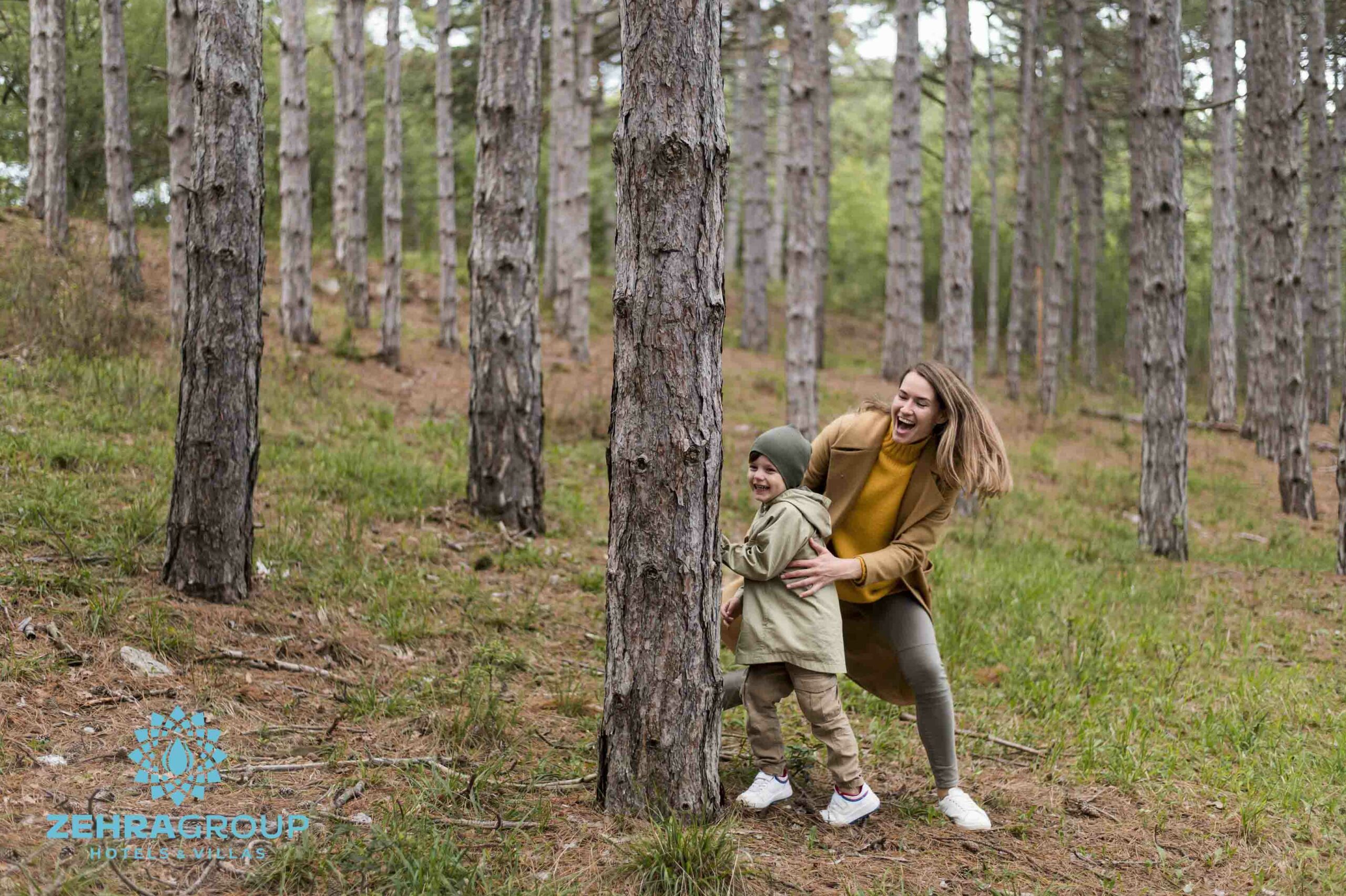 ormanda eğlenen anne ve çocuğu